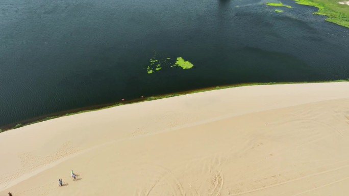 越南美奈附近的沙滩和水形成鲜明的地理对比