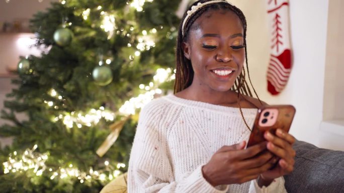 一名黑人妇女在手机上视频通话时展示了她的圣诞树