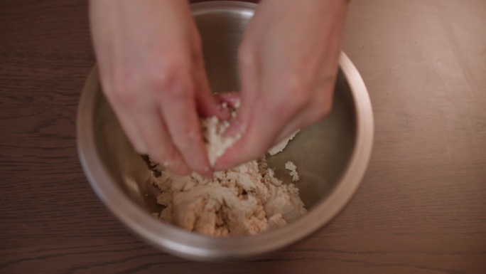 用手把豆腐揉碎，放入搅拌碗中