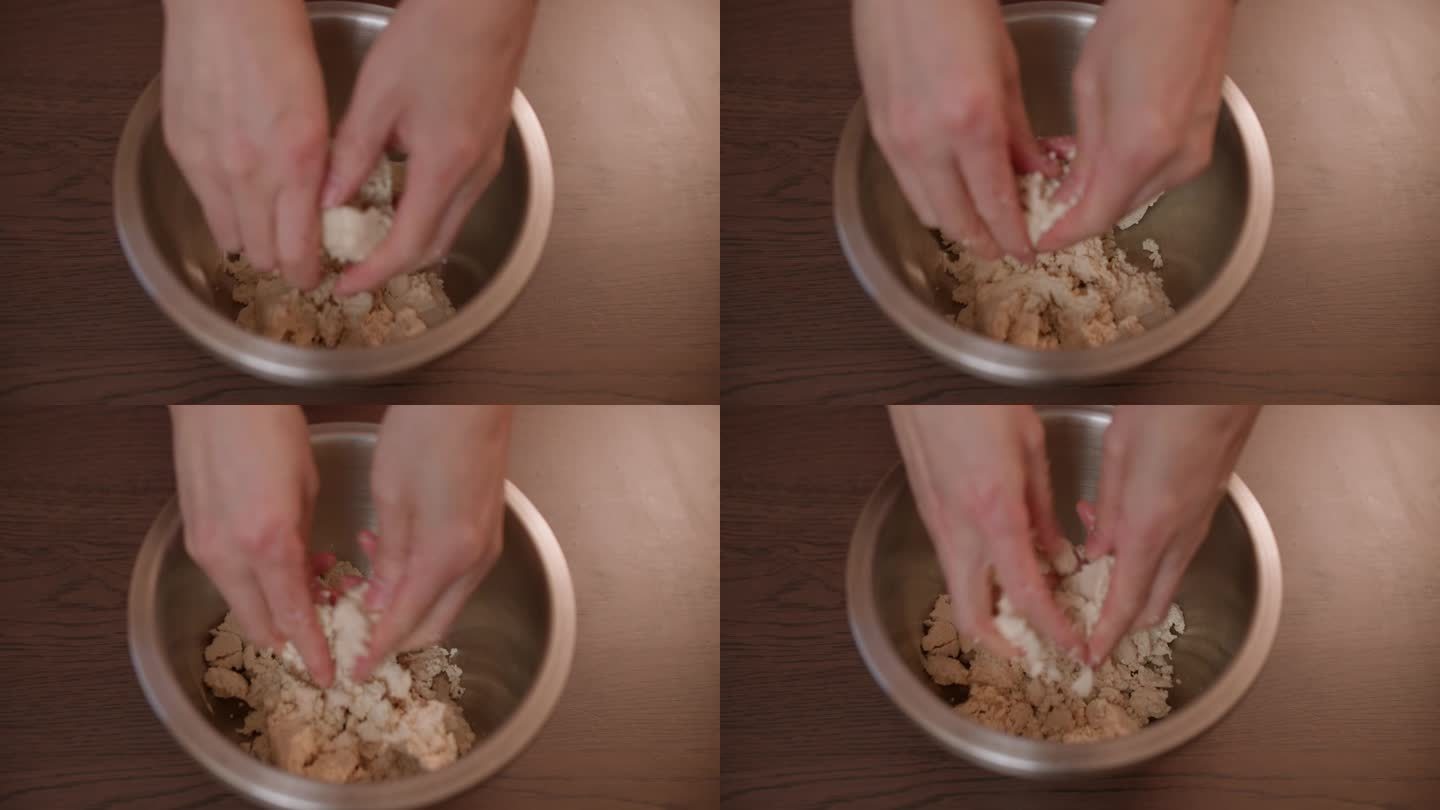 用手把豆腐揉碎，放入搅拌碗中