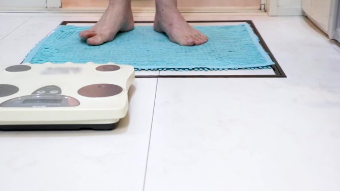 在浴室更衣室测量体重