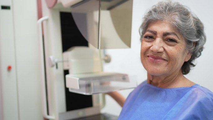 图为一位老年妇女在医院接受乳房x光检查
