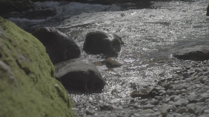 溪流泉水竹筒取水4K实拍素材