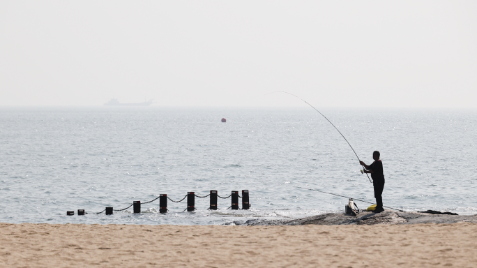 4k钓鱼人的身影背影海边江边垂钓休闲户外