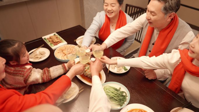 过年过节一家人和邻居朋友亲人一起吃年夜饭