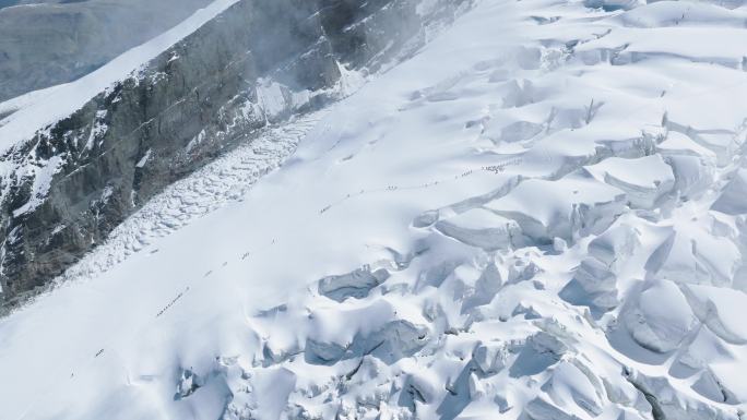 攀登队伍行走在冰裂缝之间 原创4K