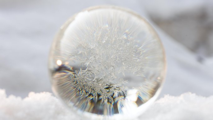 玻璃球上的冰花