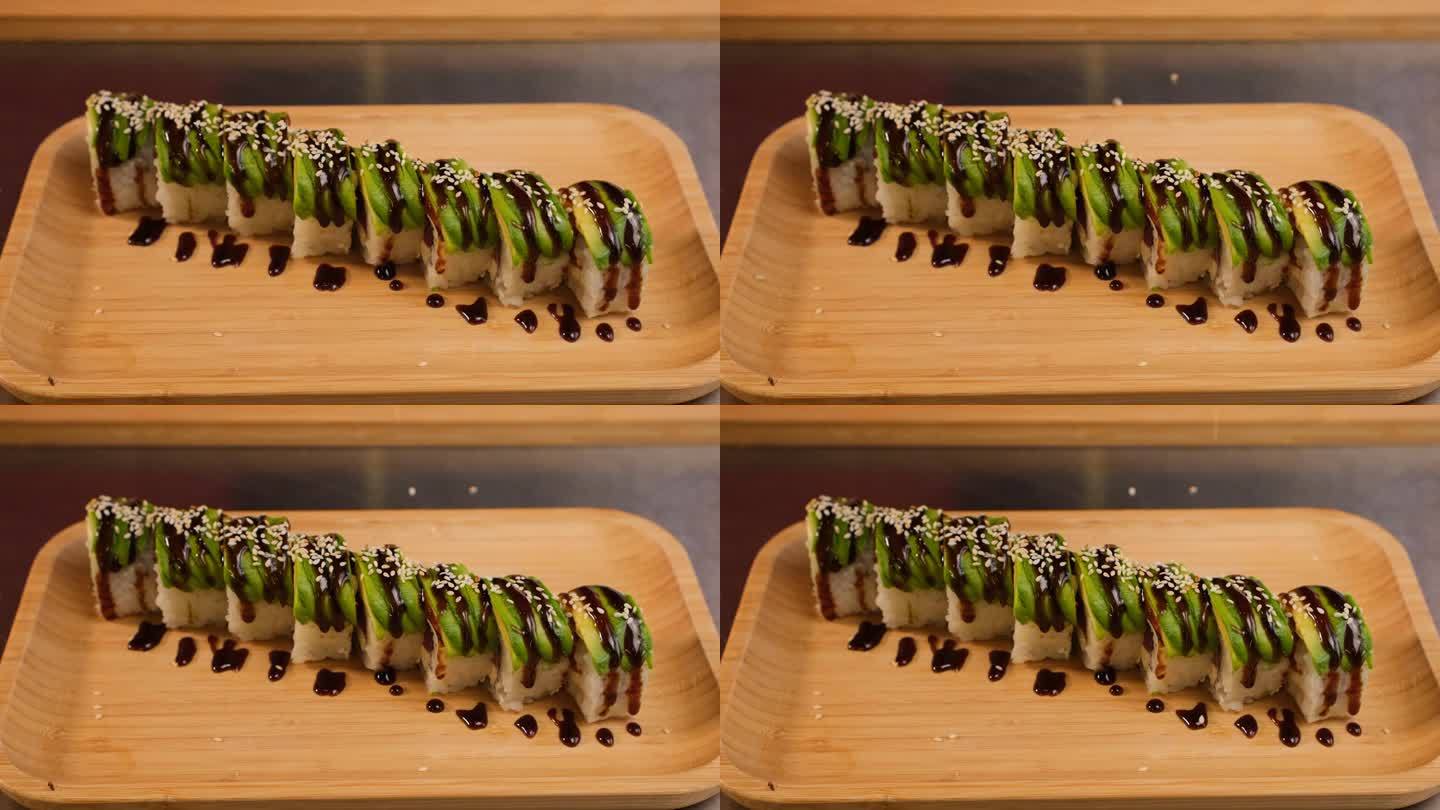 制作卷寿司的过程特写。