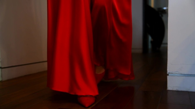 穿红衣服的女人走在地板上