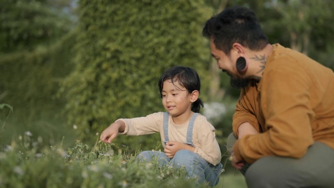 快乐的亚洲家庭在一个环保的周末享受大自然。