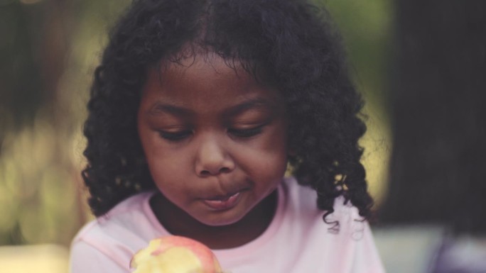 吃苹果的黑人女孩黑人女孩美食文化蔬果建议
