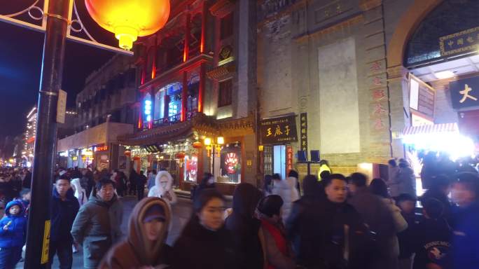 游人如织熙熙攘攘情侣逛街古建筑北京地标