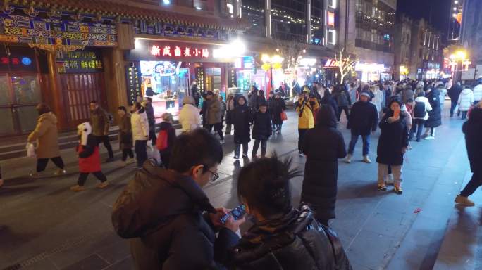 北京夜晚前门大栅栏游客人流穿梭灯春节气氛