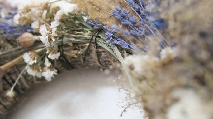 干香草花环罂粟小穗小麦优势的蓝色干香草装饰在墙上我们将编织一个花环用爱，手工艺术干野花创造气氛。