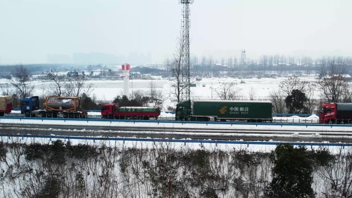 下雪高速堵车