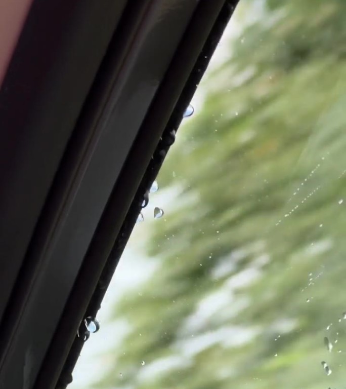 汽车行驶时雨滴落在车窗上
