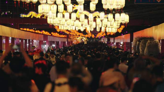 新年龙年春节逛街人群人潮