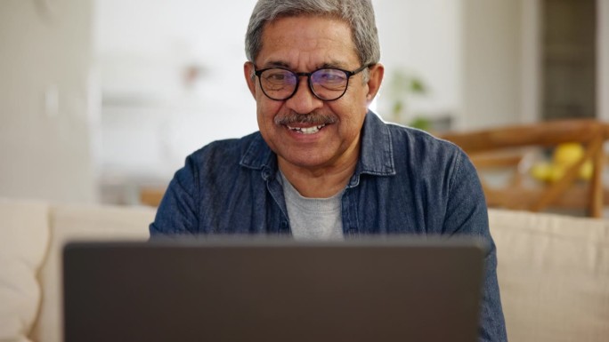 笔记本电脑，微笑和一个老人在他家的客厅里流媒体订阅服务放松。电脑，连续剧或娱乐与快乐的老人看电影或视