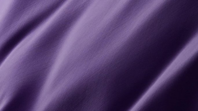 特写波浪紫色丝绸面料飘动的表面与织物细节
