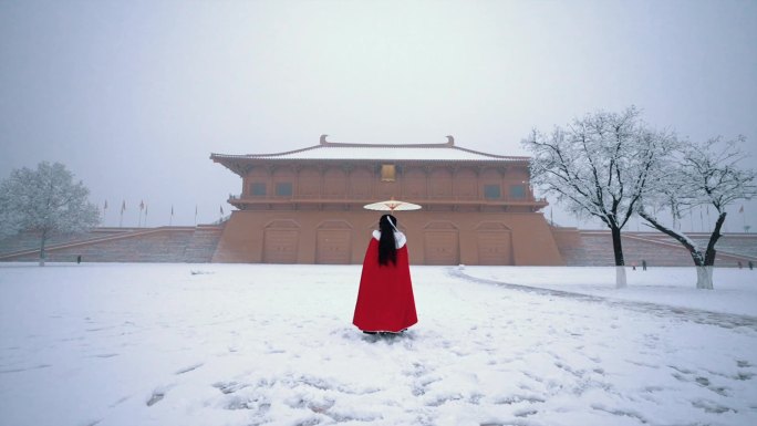 雪后在西安大明宫古建筑前进的汉服美女