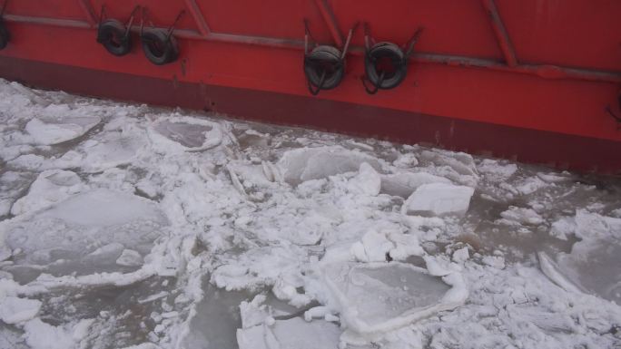 破冰船在冰面上行驶
