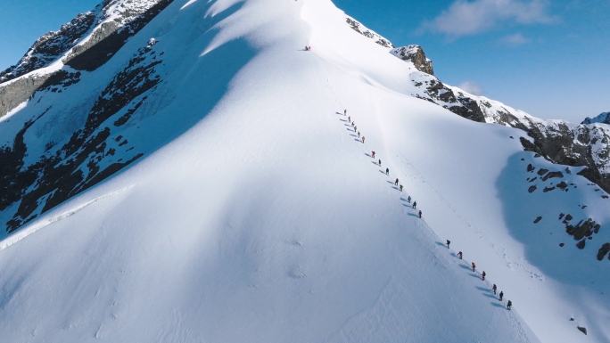 攀登队伍爬雪山 航拍长镜头 原创4K