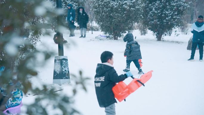 滑雪的孩子们