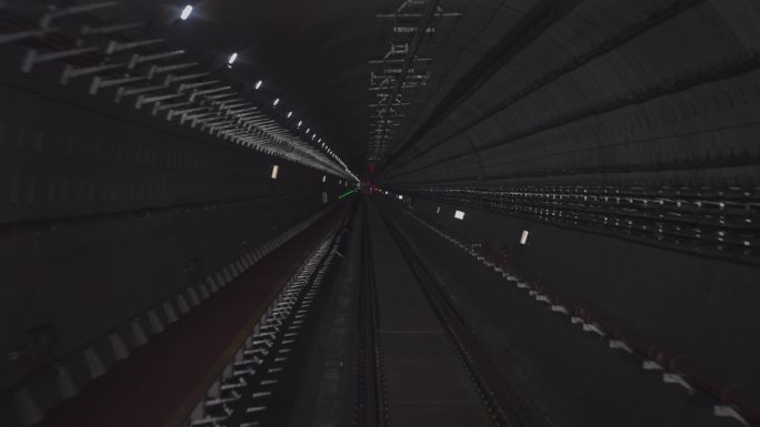 地铁15号线驾驶舱视角无人驾驶穿越隧道