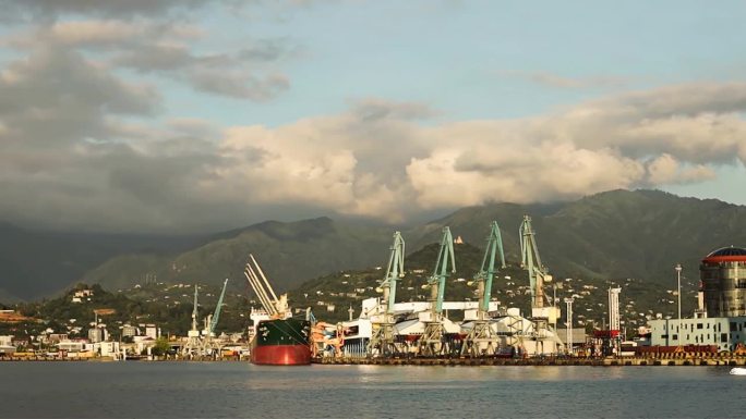 巴统海港，货船停泊在格鲁吉亚巴统港