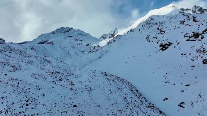 四川阿坝航拍岷山山脉都日峰雪山