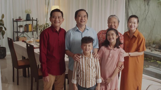 几代同堂的亚洲家庭聚餐肖像