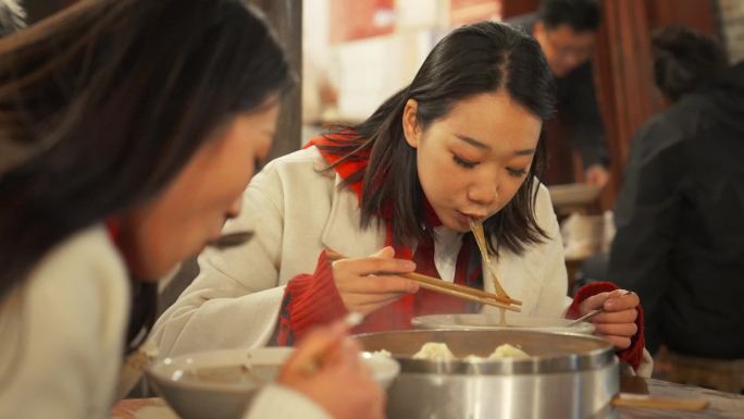 女孩过年和闺朋友游古城许愿贴福字感受年味