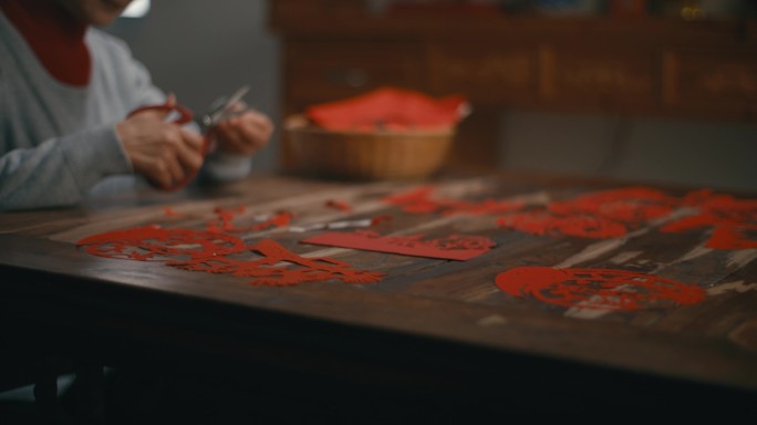 过年父母剪窗花接电话