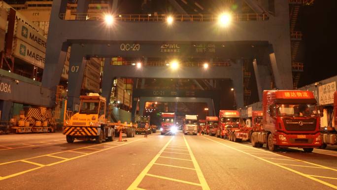 广州南沙港码头 吊运集装箱 货轮卸船