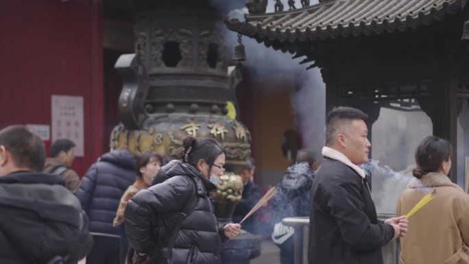 普陀山 寺庙 烧香 拜佛 信徒 大雄宝殿