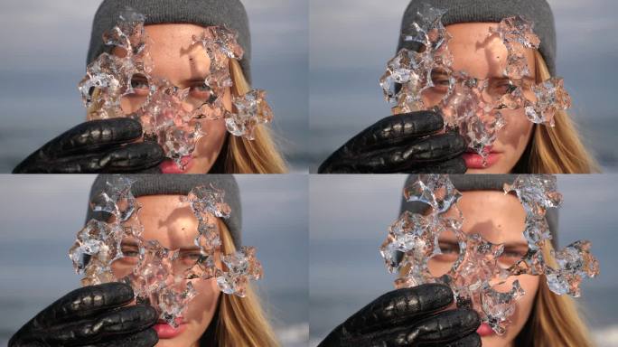 在冰岛钻石沙滩上，金发美女透过浮冰向外张望