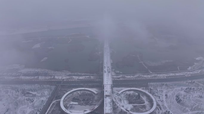 西安市10号公轨地铁车辆共用轨道大桥雪景