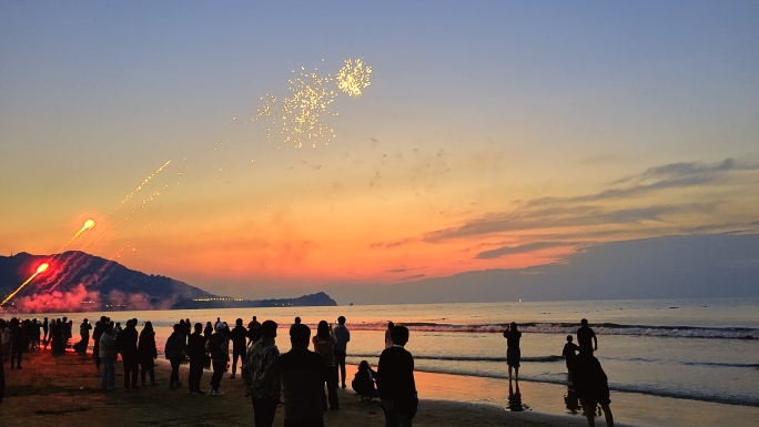 青岛石老人浴场清晨烟花新年第一天节日庆祝