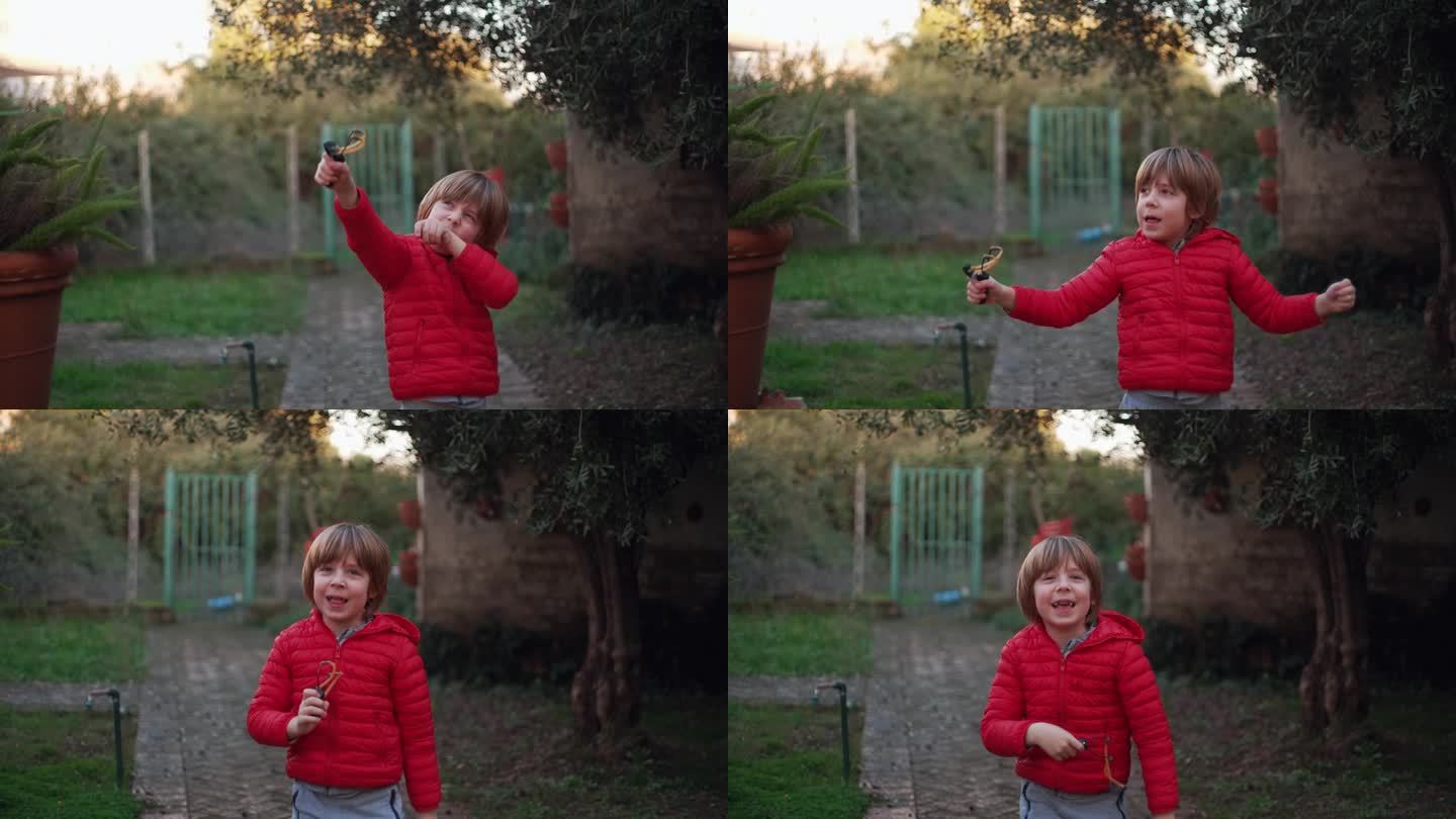 7岁的小男孩喜欢在户外玩弹弓