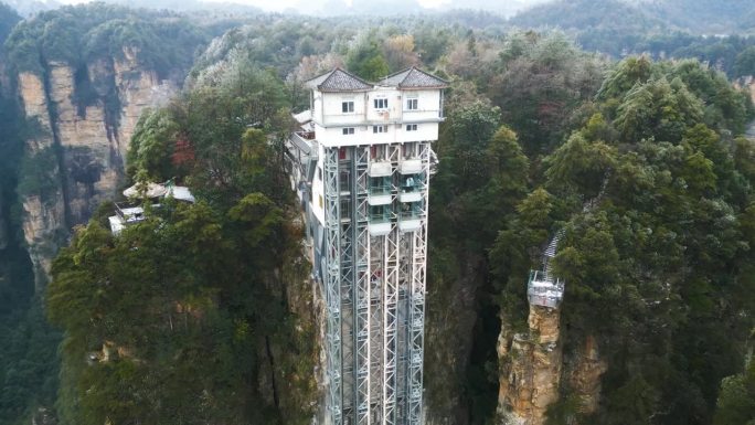 中国湖南武陵源张家界国家公园的白龙电梯。标志性的喀斯特山脉被称为阿凡达哈利路亚山。