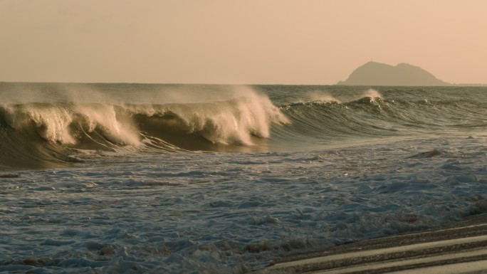 海浪大海浪花日落拍打岩石海岸海波