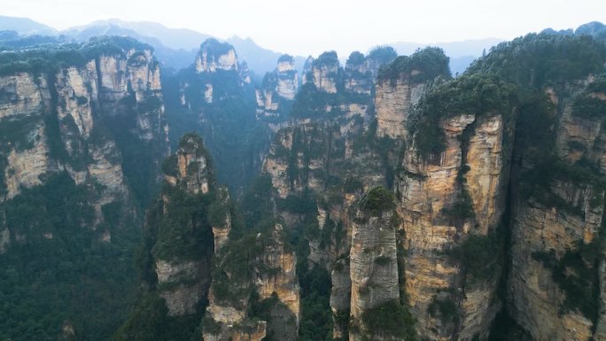 鸟瞰图拍摄了中国湖南武陵源张家界国家公园，以著名的喀斯特山脉——阿凡达哈利路亚山为特色，映衬着雾蒙蒙