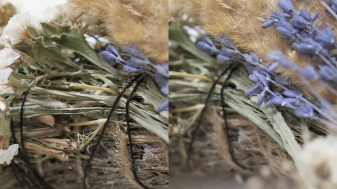干香草花环罂粟小穗小麦优势的蓝色干香草装饰在墙上我们将编织一个花环用爱，手工艺术干野花创造气氛。