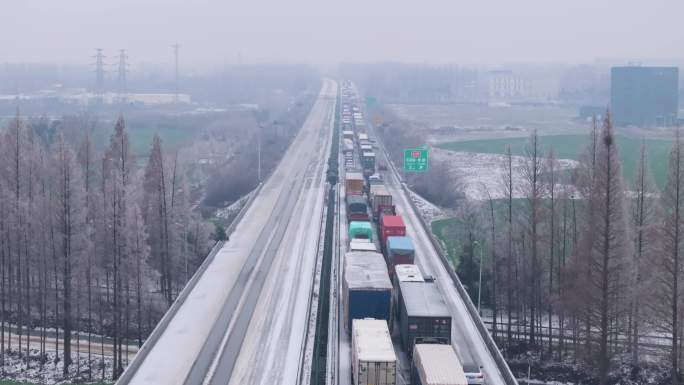 高速堵车 雪天