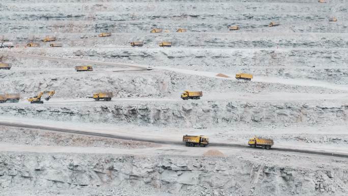 新疆煤矿车辆在之字形道路上穿梭忙碌