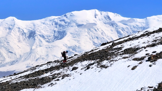 攀登者在攀登雪山  原创4K