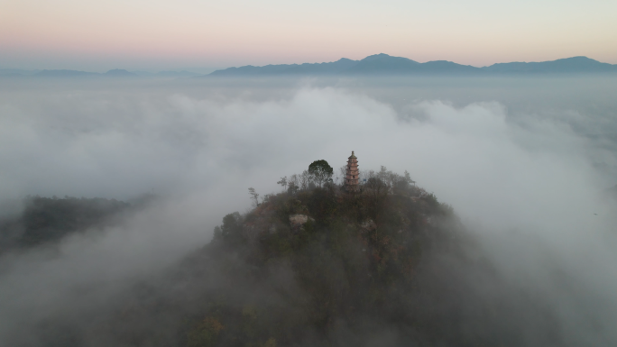 丽水巾山塔云雾