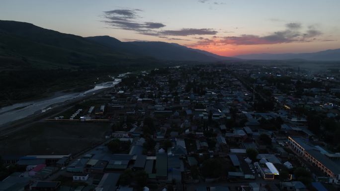 黄昏入夜的新疆城镇