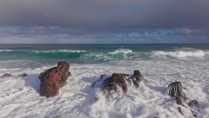 海浪撞击礁石环绕航拍升格