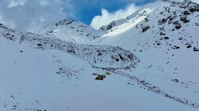 四川阿坝航拍岷山山脉都日峰雪山